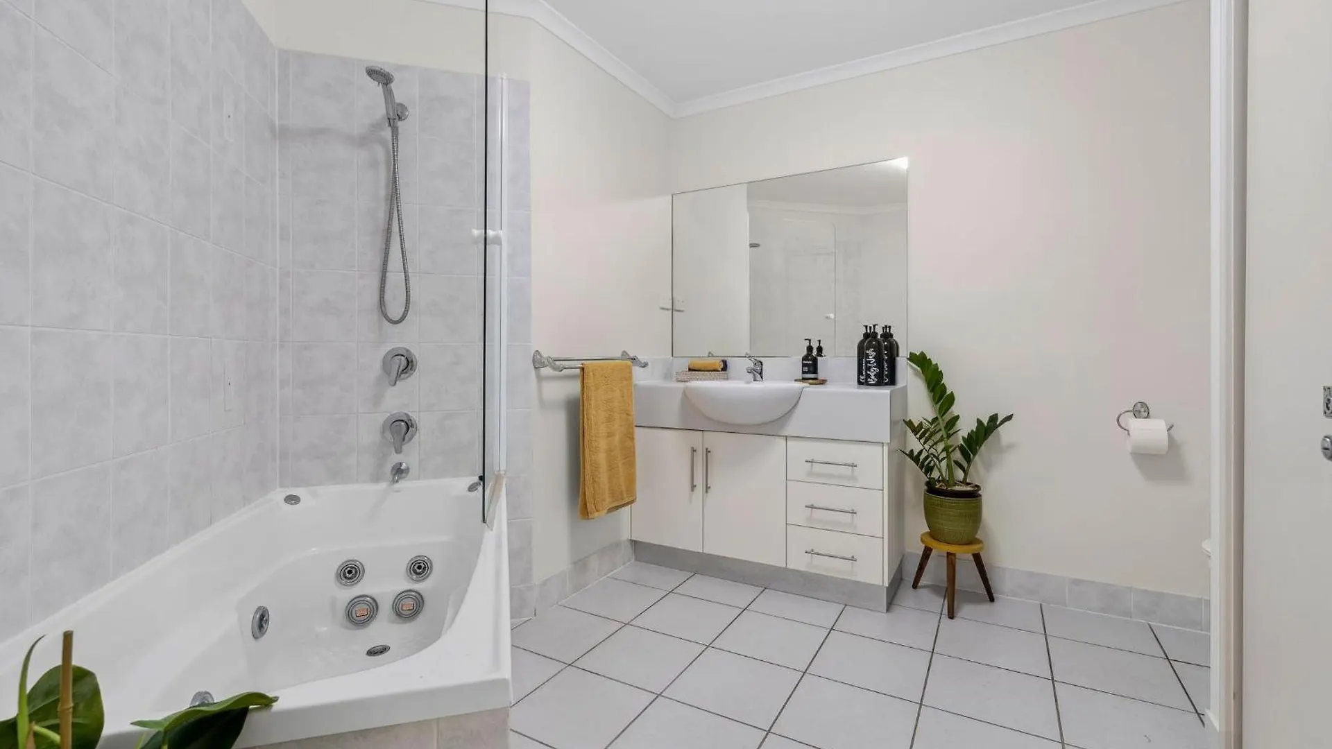 Oceanbreeze Apartment In Cairns North Holiday home
