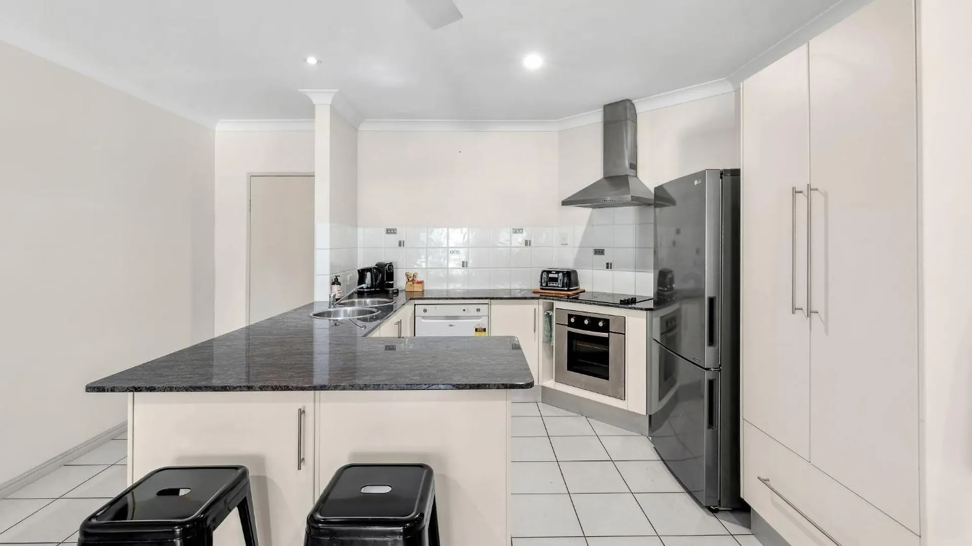 Oceanbreeze Apartment In Cairns North 0*,  Australia