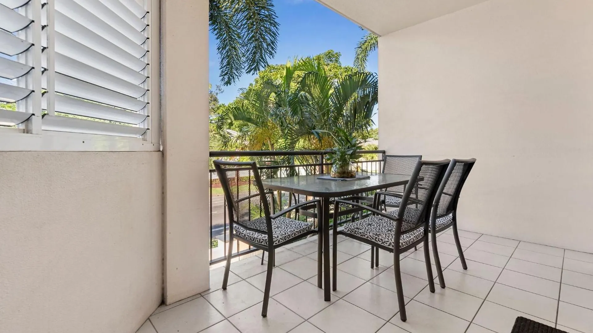 Oceanbreeze Apartment In Cairns North 0*,