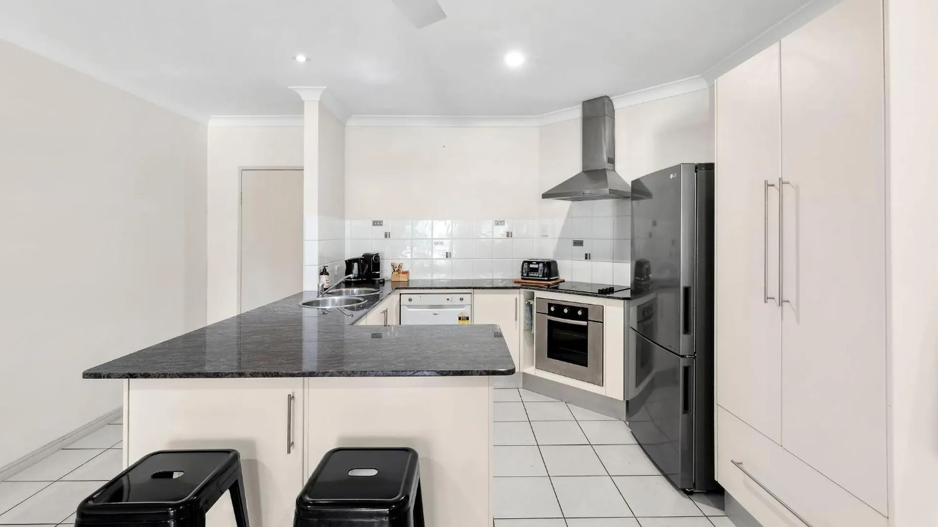 Oceanbreeze Apartment In Cairns North Holiday home